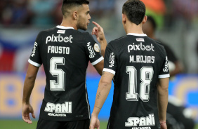 Fausto Vera conversando com Matas Rojas durante jogo contra o Bahia na Arena Fonte Nova