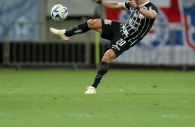 Giuliano tentando chutar de voleio uma bola no jogo contra o Bahia, pelo Brasileirão