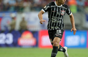 Guilherme Biro correndo para receber passe na Arena Fonte Nova