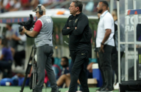 Luxemburgo de braos cruzados  beira do campo da Fonte Nova