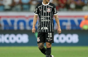 Matas Rojas caminhando e observando o campo da Fonte Nova