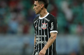 Matas Rojas caminhando na Fonte Nova durante jogo contra o Bahia