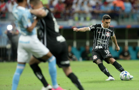Matías Rojas finalizando em direção ao gol do Bahia