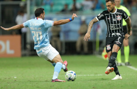 Maycon tentando realizar passe enquanto  pressionado por jogador do Bahia