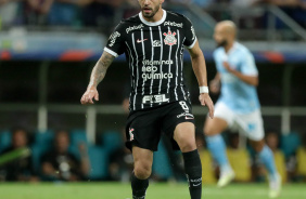 Renato Augusto com a bola dominada durante jogo contra o Bahia