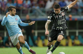 Renato Augusto driblando jogador do Bahia na Fonte Nova