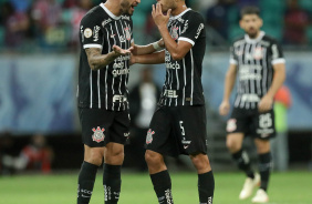 Renato Augusto e Fausto Vera conversando durante jogo contra o Bahia pelo Brasileirão