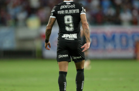 Yuri Alberto de costas no campo da Fonte Nova