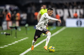 Adson atuando no jogo contra o So Paulo pela Copa do Brasil