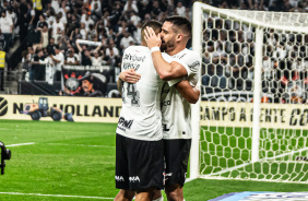 Renato Augusto abraando o Murillo aps gol marcado
