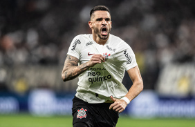 Renato Augusto celebra gol marcado contra o So Paulo