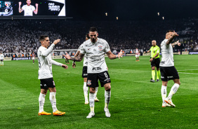 Renato Augusto e Fagner comemoram gol contra o So Paulo, na Neo Qumica Arena