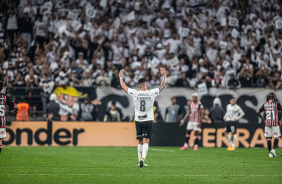 Renato Augusto na Neo Qumica Arena aps a vitria na Copa do Brasil