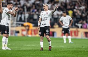 Rger Guedes e Renato Augusto no jogo contra o So Paulo na Neo Qumica Arena