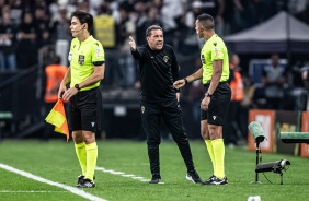 Tcnico Vanderlei Luxemburgo comandando o Corinthians na semifinal da Copa do Brasil