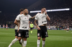 Renato Augusto beija camisa aps gol e recebe abrao de Maycon e Yuri Alberto