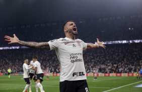 Renato Augusto com os braos abertos para torcida aps gol contra o So Paulo