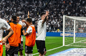 Renato Augusto com os braos levantados aps gol