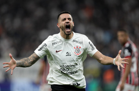 Renato Augusto correndo para a torcida comemorando gol marcado contra o So Paulo