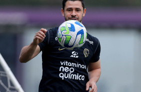 Giuliano treinando com a bola no CT Joaquim Grava