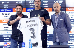 Lucas Verssimo sendo apresentado no Corinthians