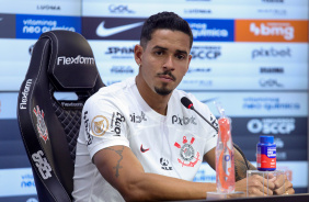 Lucas Verssimo sendo apresentado oficialmente no Corinthians