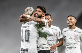 Abrao de Yuri e Rger Guedes aps o gol do camisa 9 do Corinthians