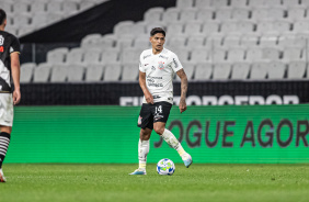 Caetano atuando na sada de bola do Corinthians para o campo de ataque