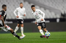 Matheus Arajo realizando passe no meio de campo contra o Vasco da Gama