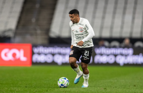 Matheus Bidu avanando pela lateral esquerda do Corinthians