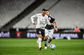 Maycon no controle do meio de campo do Corinthians contra o Vasco