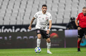 Renato Augusto armando o jogo durante o duelo contra o Vasco