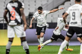 Renato Augusto arriscando finalizao contra o Vasco