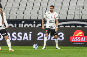 Renato Augusto com a bola durante o duelo contra o Vasco