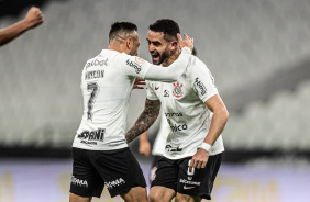 Renato Augusto e Maycon comemoram