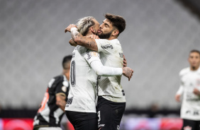 Rger e Yuri comemorando o terceiro gol do Timo contra o Vasco da Gama