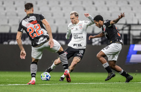 Rger Gudes arriscando finalizao no duelo contra o Vasco