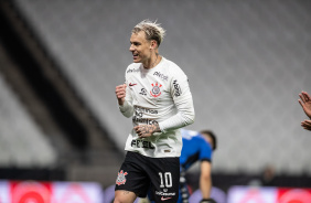 Rger Guedes aps marcar de pnalti para o Corinthians