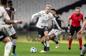 Rger Guedes construindo jogada ofensiva contra o Vasco