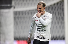 Rger Guedes correndo para comemorar o gol marcado contra o Vasco