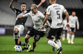 Rger Guedes encarando a marcao do Vasco na Neo Qumica Arena