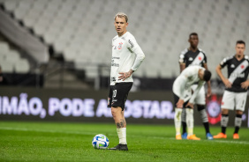 Rger Guedes na marca da cal, esperando a confirmao do pnalti para o Corinthians