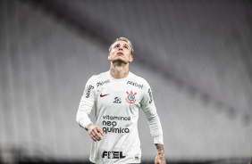 Rger Guedes olhando para cima aps ataque desperdiado do Corinthians