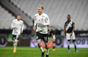 Rger Guedes saindo para comemorar o gol de pnalti contra o Vasco