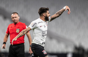 Yuri Alberto correndo para comemorar seu gol contra o Vasco