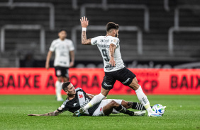 Yuri Alberto esperando receber a bola para puxar o ataque do Corinthians contra a Lusa