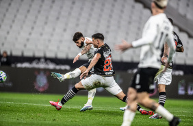 Yuri Alberto finalizando em direo ao gol do Vasco