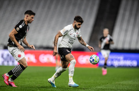 Yuri Alberto protegendo a bola do marcador do Vasco