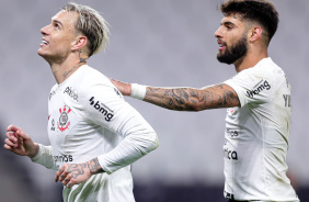Guedes e Yuri na comemorao de gol do Corinthians