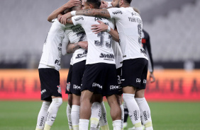 Jogadores do Corinthians comemorando gol